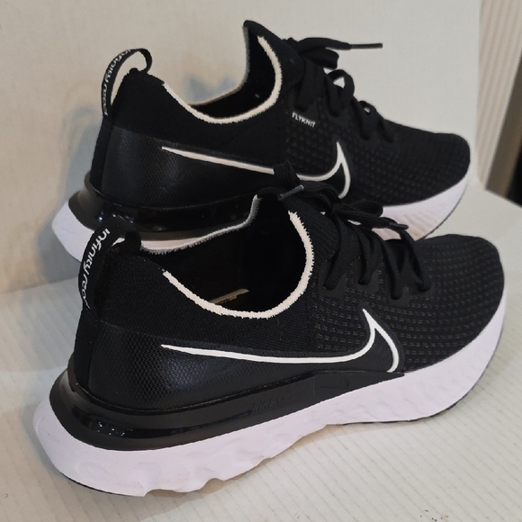 Nike Infinity React Flyknit Men's Black and White Sneakers Size 9.5 - Picture 3 of 13